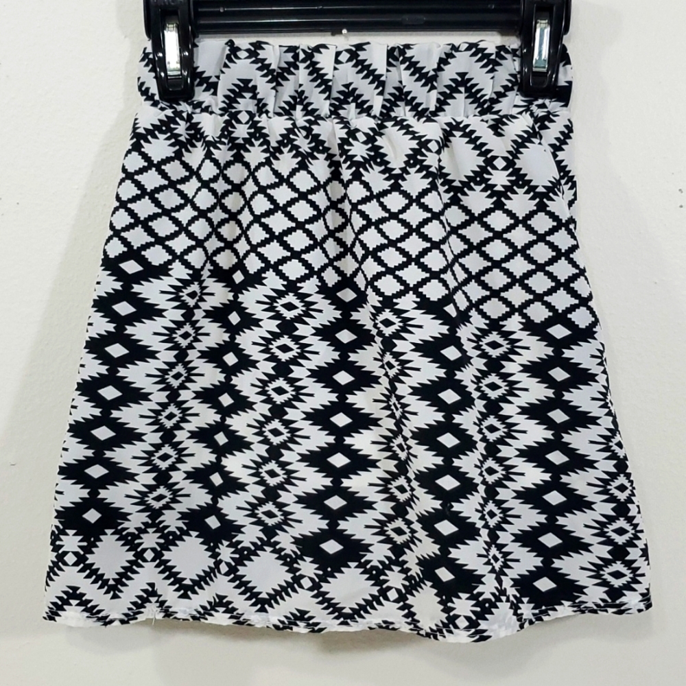 B tween black and white patterned skorts